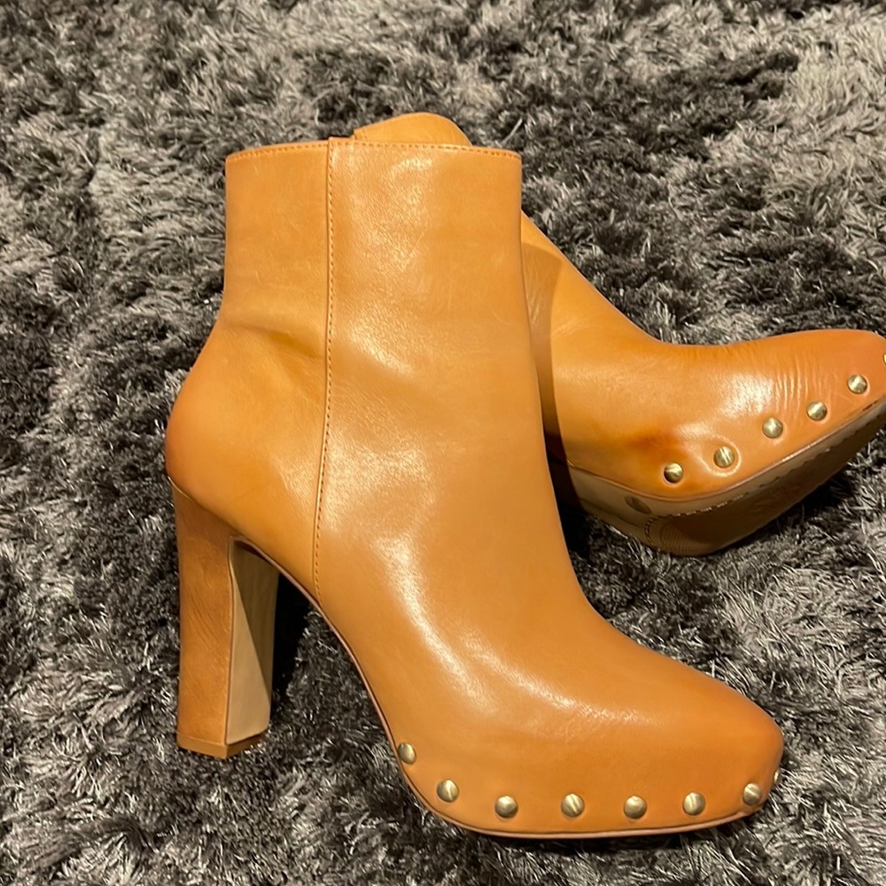 Brand new, never worn, size 8 bootie.
